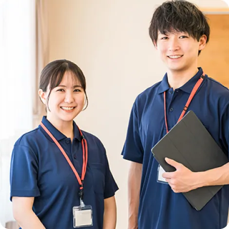 笑顔で並ぶ2人の医療スタッフの写真
